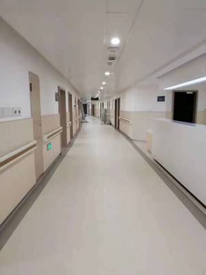 山東濱州橡膠地板廠家 環保地板引領醫院展廳新風尚
