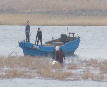 莊河四名婦女趕海忘歸時 潮水突漲被困潮溝險釀悲劇